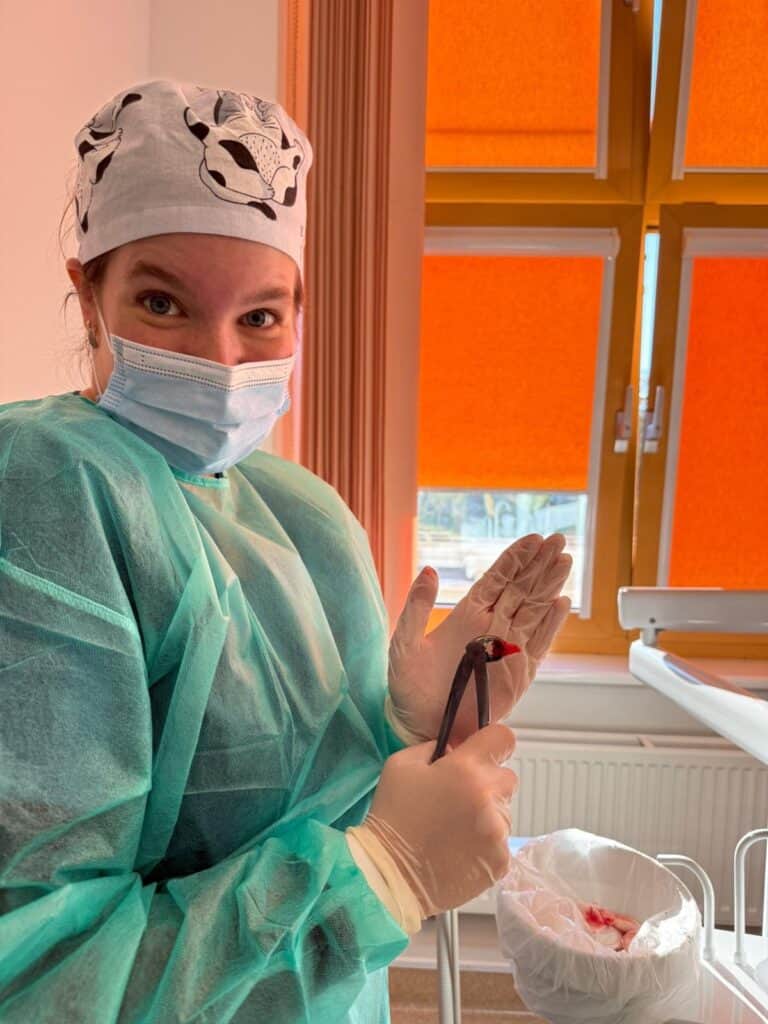 Profil av Camilla Thrana i uniform, tannlegestudent ved Poznan i Polen