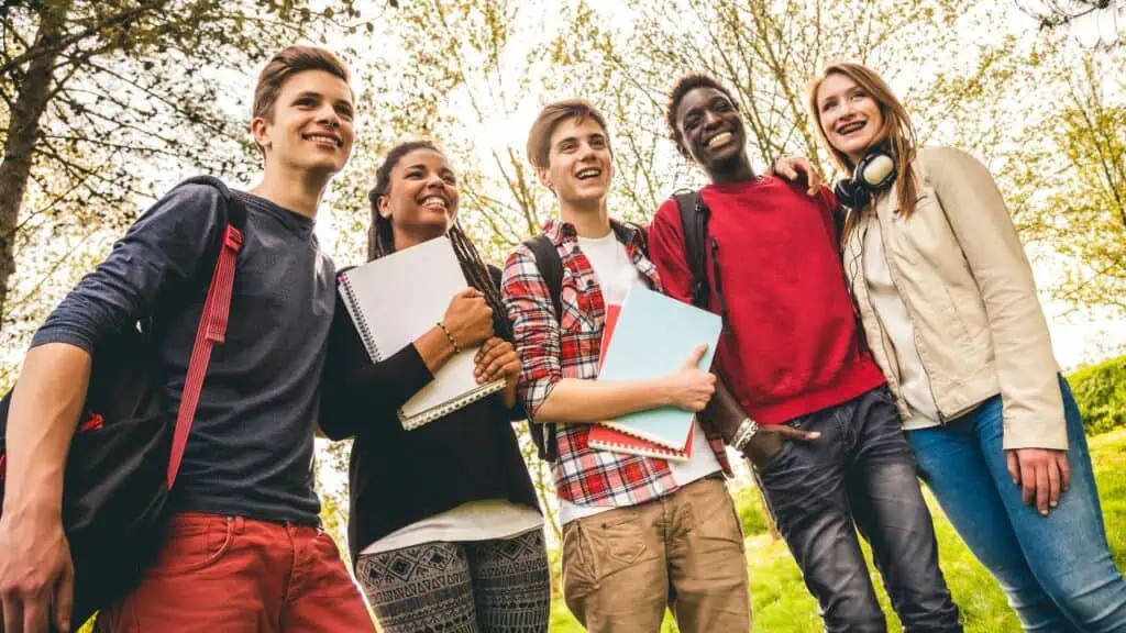 Studenter sammen ute, Finansiering av studier