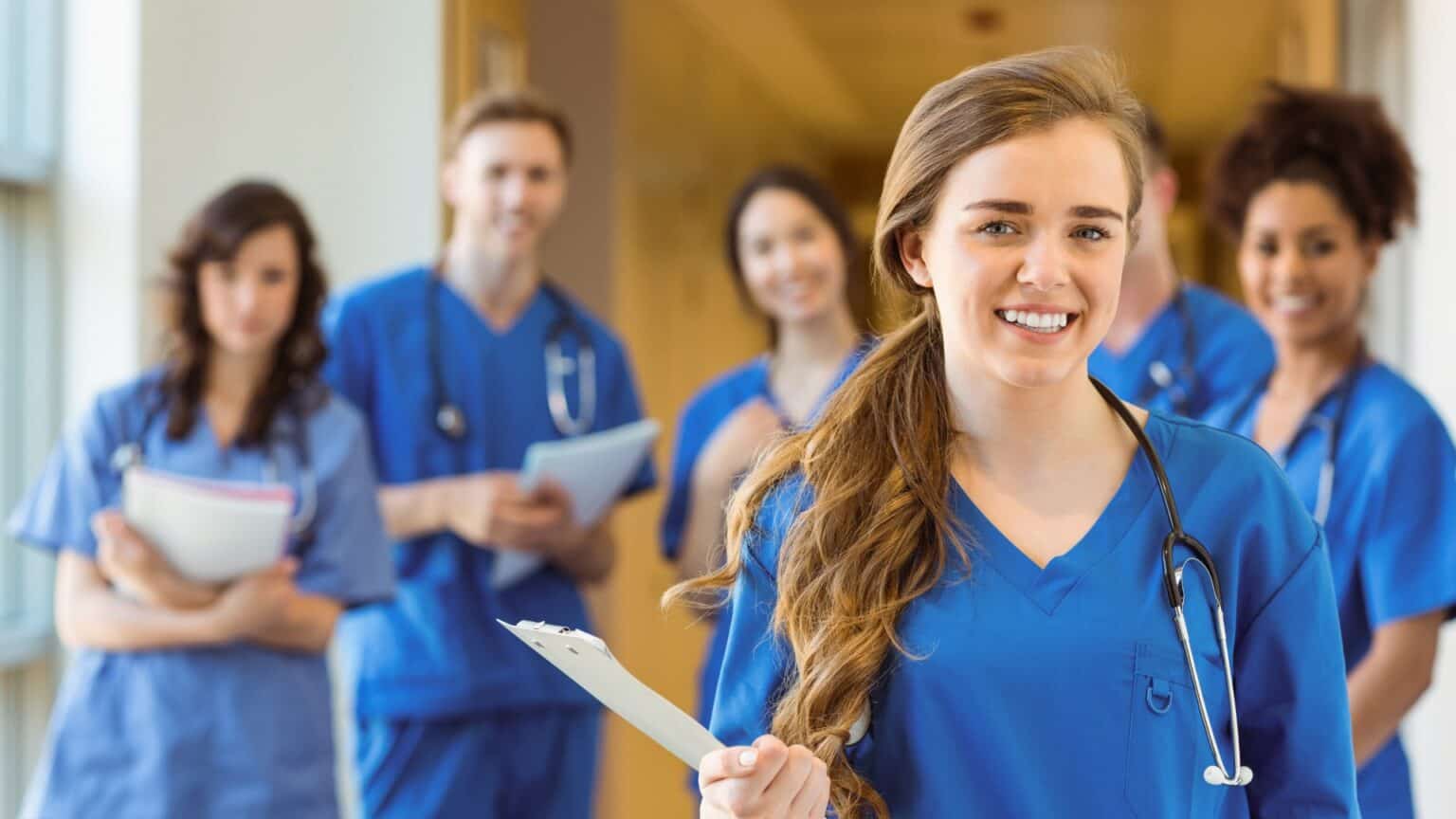 Gruppe sykepleiere i blå uniformer på Nordisk Inntakskontor.